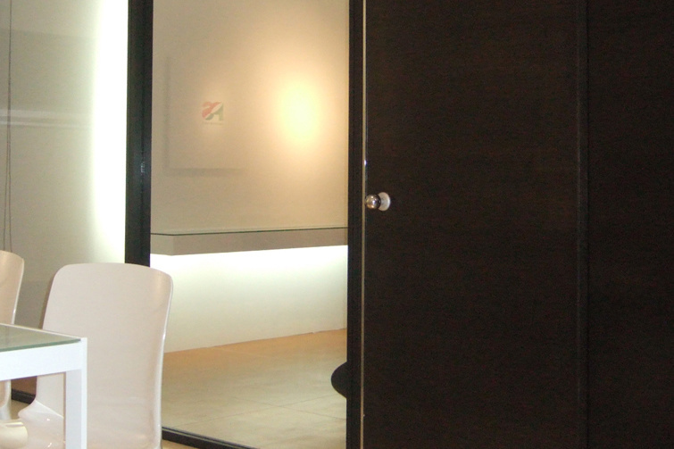 オフィスデザイン会議室のドアデザイン及び毛部のデザイン写真